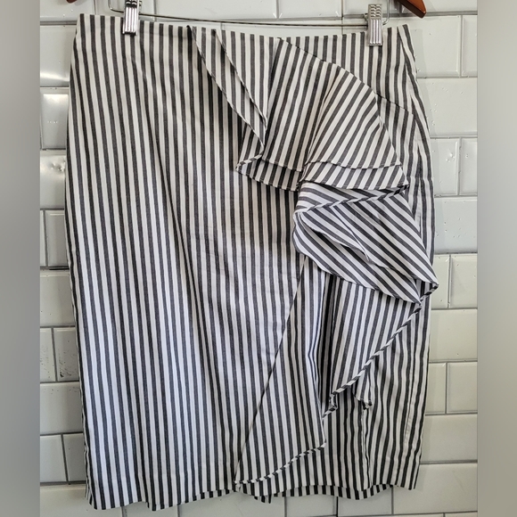 Banana Republic Dresses & Skirts - Banana Republic Ladies White Gray Stripe Straight Skirt Front Ruffle Detail Line
